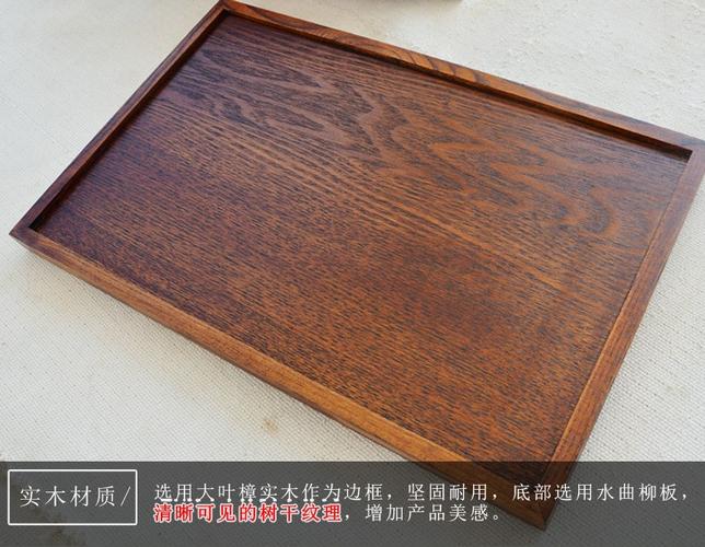 一方茶色木托盘，盛放日式静谧与待客之道